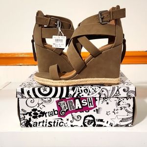 Women's Taupe suede wedges